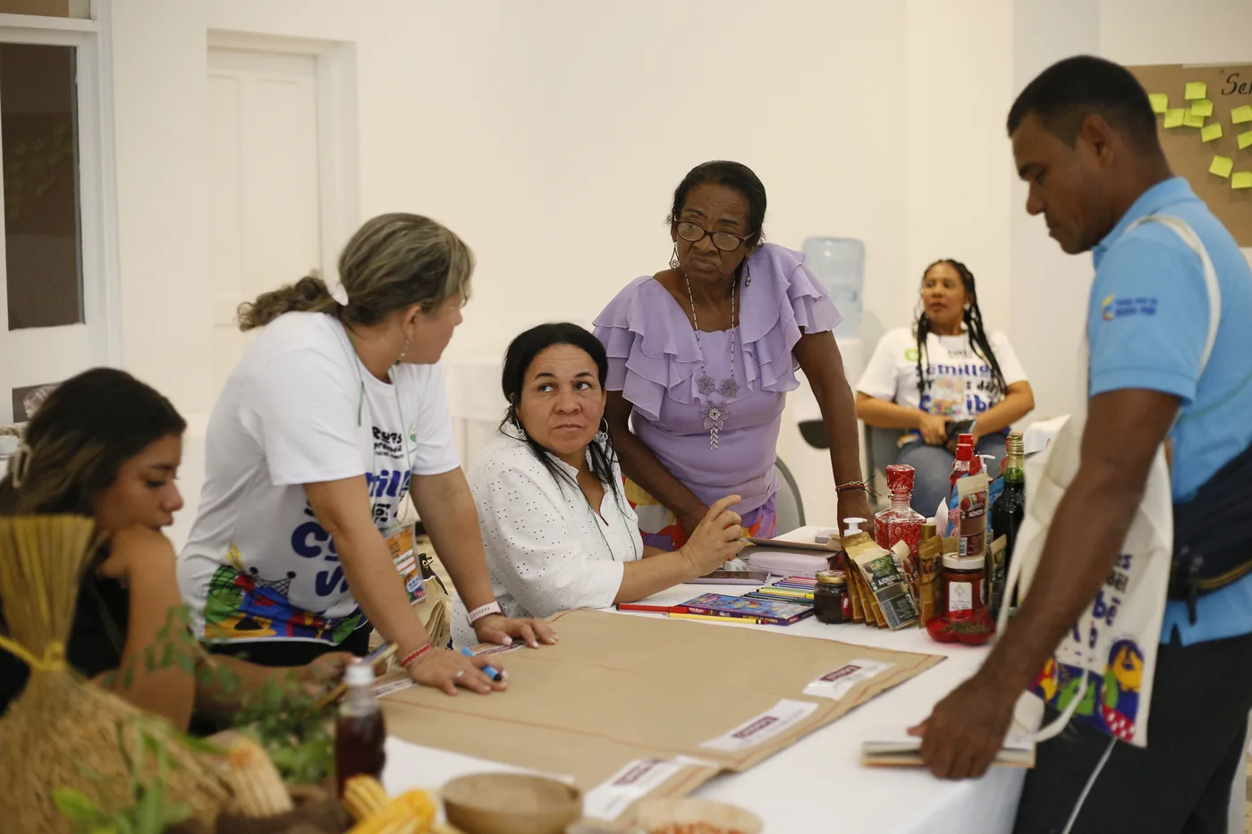 Participantes trabajando en una mesa durante una dinámica de saberes